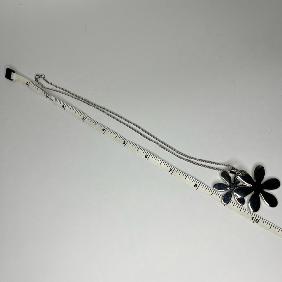 Fun silver toned necklace - Picture 2 of 6